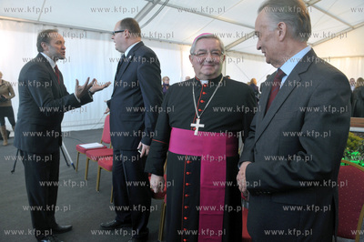 Uroczyste poswiecenie i wmurowanie kamienia wegielnego...