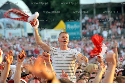 Gdansk. Mistrzostwa europy w pilce noznej. Kibice ogladaja...