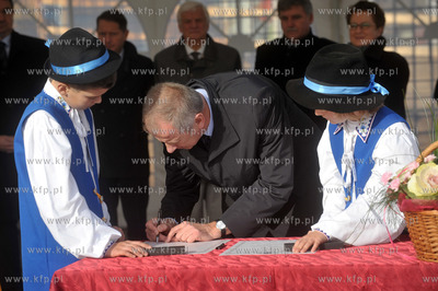 Banino, ul. Tuchomska. Uroczystosc wmurowania kamienia...