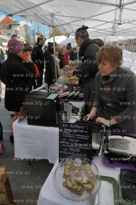 Sopot. Targ sniadaniowy na placu Przyjaciol Sopotu....