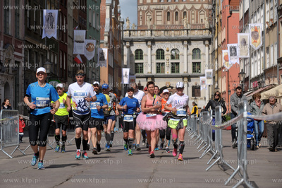 II PZU Gdansk Maraton. Zawodnicy na ul. Długiej. W...