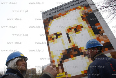 Gdansk Zaspa. Ul. Pilotow 17. Mural przedstawiajacy...