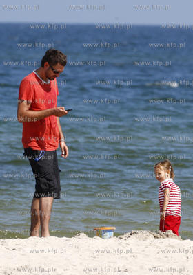 Polwysep helski. Marcin Prokop nad morzem z coreczka.
23.07.2008
fot....