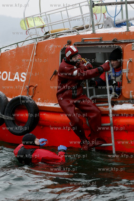 Marynarze, przygotowujacy sie do pracy na morzu przechodza...