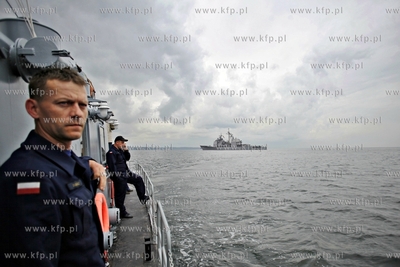 Do gdyńskiego portu wpływają okręty wojenne,  które...