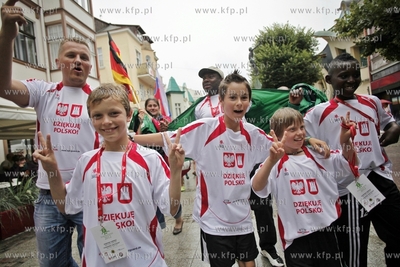 Sopot. Parada uczestikow mlodziezowego turnieju pilkarskiego...