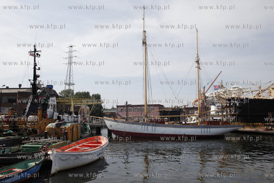 Remontowany zaglowiec General Zaruski w Stoczni Remontowej...