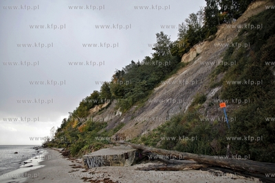 Betonowy schron obserwacyjny osuwa się z gdynskiego...