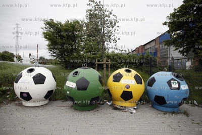 Smietniki przed stadionem PGE Arena od strony ul. Marynarki...