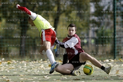 Gdansk Zaspa. Pilkarski turniej dzikich druzyn Do przerwy...