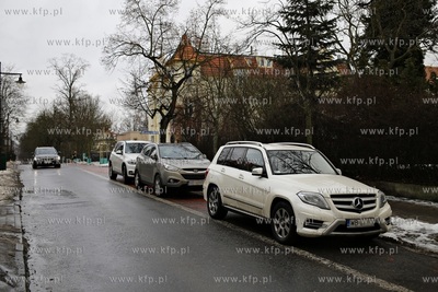 Trzy auta zaparkowane na scieżce rowerowej na ul....