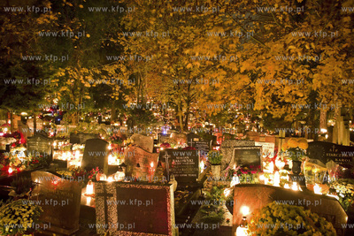 Dzień Wszystkich Świętych. Cmentarz katolicki w...