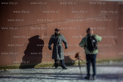 Tłumy spacerowiczów na zamarzniętej Motławie w...