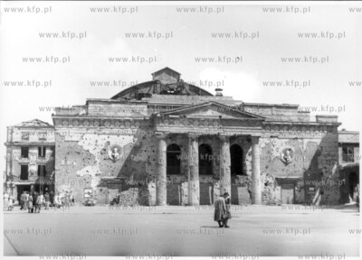 Zniszczony budynek przedwojennego Teatru Miejskiego...