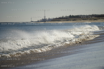 Fale na plaży na Stogach.. 15.03.2020 fot. Paweł...