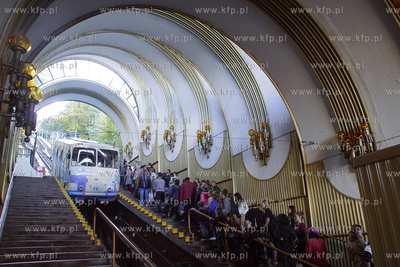 Kijowski funikular to kolejka linowo-terenowa, która...