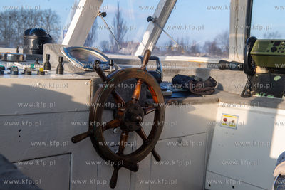 Testowy rejs promu F8, kursującego wzdłuż remontowanego...