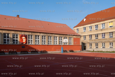 Gdańsk, Strzyża. Mural na ścianie IX LO w Gdańsku...