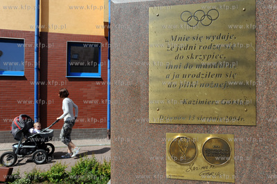 Dziwnow, Aleja Gwiazd Sportu. Marmurowe plyty z replikami...