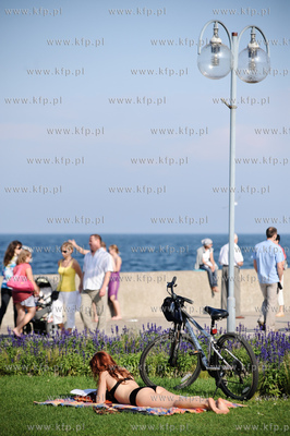 Gdynia. Tlumy turystow i mieszkancow gdyni podczas...