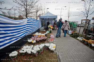 Gdansk. Sprzedaz kwiatow i zniczy orzy Cmentarzu Lostowickim...