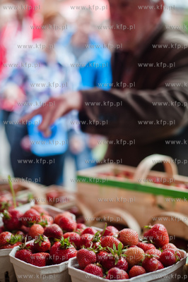 Gdansk. Plac przed siedziba Polskiego Zwiazku Wedkarskiego...