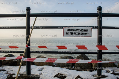 Gdańsk.  Scieżka prowadząca do falochronu Zachodniego...