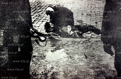 GRudzien 1970 roku, jedna z ofiar na ulicach Trojmiasta....