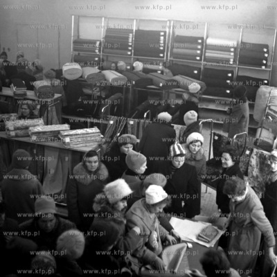 W sklepie z pasmanteria. 1962
0007503z
Fot. Zbigniew...