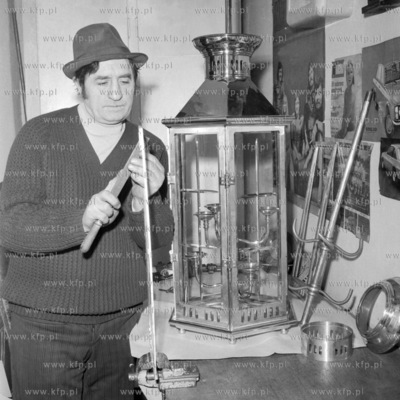 Bronisław Zapolnik, metaloplastyk w swojej pracowni...