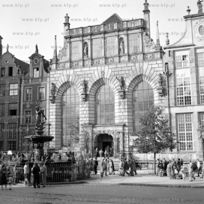 Dwór Artusa i fontanna Neptuna na Długim Targu w...