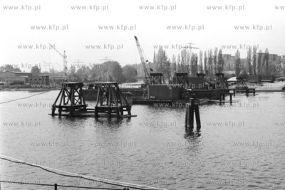 Budowa tymczasowej przeprawy przez Martwa Wisłe łączacą...