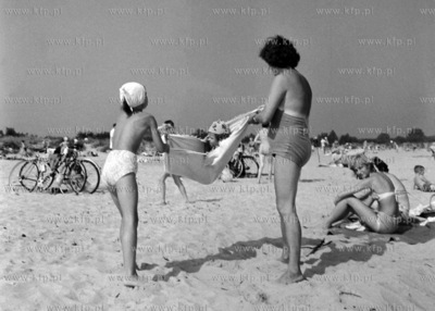 Wypoczynek na plaży. (lata60).
1961
0003899z
Fot....