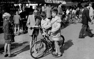 Zwyciezcy młodzieżowych zawodów rowerowych. (lata50)
1957
Fot....
