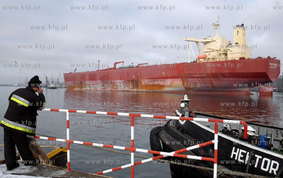 Gdynia. Gigatyczny statek bandery liberyjskiej "FRONT...