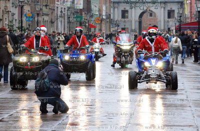 Okolo 380 Mikolajow na swych wspanialych dwu  i czterokolowych...