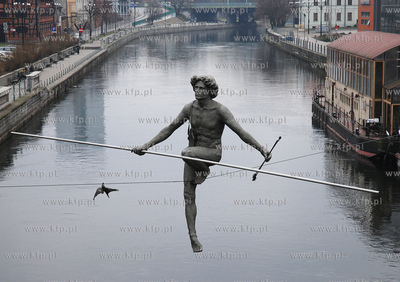 Bydgoszcz. Rzeźba Jerzego Kedziory - Przechodzacy...