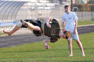 Rumia. Grupa nastolatkow trenujaca kapuere na stadionie...