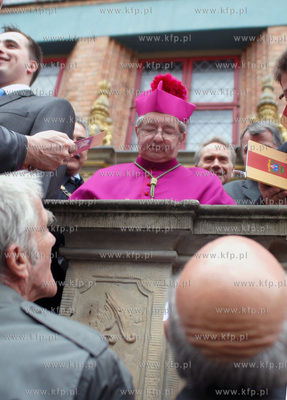 Po uroczystej Mszy sw ulicami Glownego Miasta ruszyl...