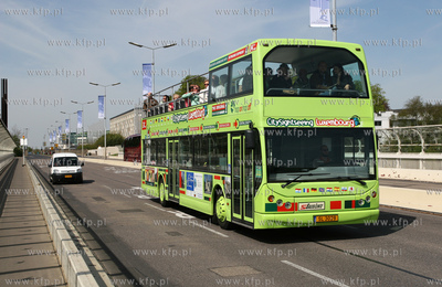 Luksemburg Nz. Autobus wycieczkowy jezdzacy po ulicach...