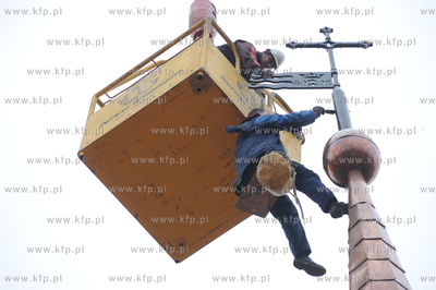 Kosciol sw. Katarzyny, Gdansk. Instalacja sygnaturki...