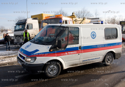 Gdansk, ul. Kartuska. Ambulans jadacy na Obwodnice...