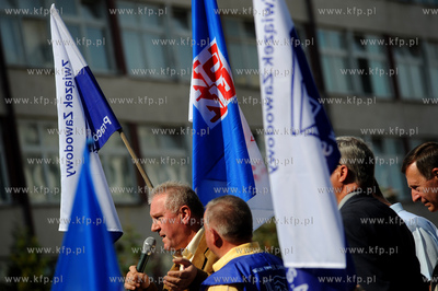 Gdynia. Pikieta pod brama do Stoczni Gdynskiej nawolujaca...