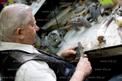 Brodnica Gorna. Pan Rudolf Krecki tworzy rozne przedmioty...