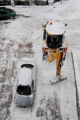 Rumia. Obfite opady sniegu sprawily, ze male osiedlowe...