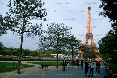 Paryz. Wieza Eiffla, najbardziej znany obiekt architektoniczny...