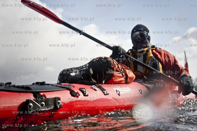 Podroznik Marek Kaminski podczas kajakowego splywu...