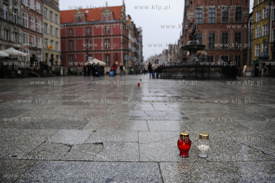 Gdansk. Na ulicach miasta na znak zaloby, flagi panstwowe...