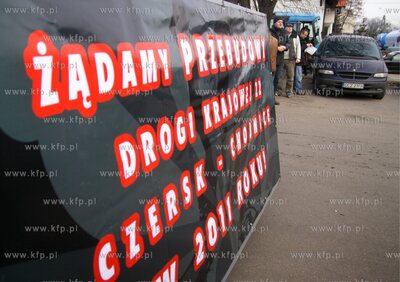 Ponad 100 samochodow blokowalo droge krajowa22 miedzy...