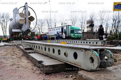 Gdynia Oksywie. Przetransportowanie okretu podwodnego...